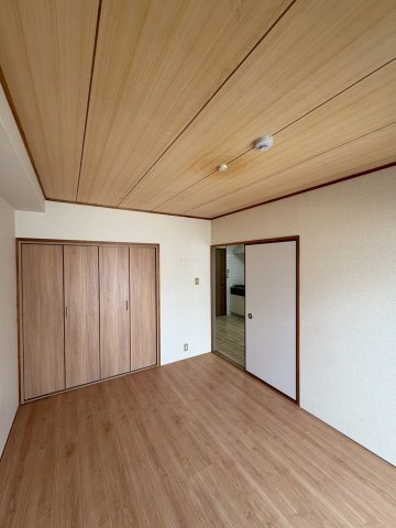 ファースト小阪の洋室