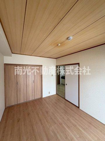 ファースト小阪の洋室