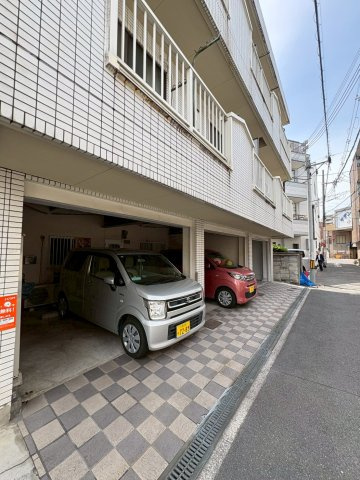 ファースト小阪の駐車場