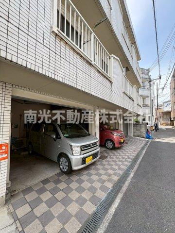 ファースト小阪の駐車場