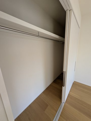 豊島区長崎４丁目の賃貸マンションの収納|幅の広いクロークタイプ。相当な洋服をハンガーにかけて収納出来ます。