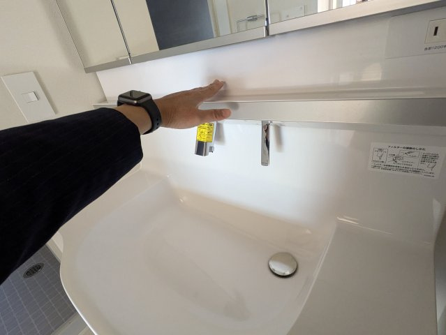 豊島区長崎４丁目の賃貸マンションの設備|洗面台、写真のように手をスライドさせると照明オンオフ可能なセンサースイッチ
