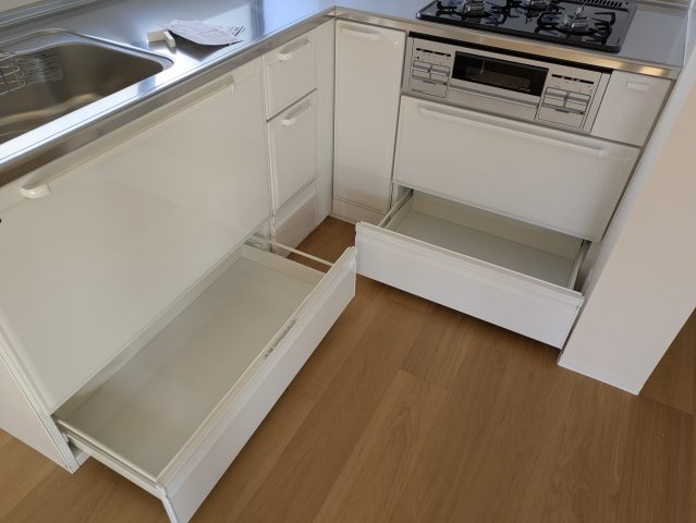 豊島区長崎４丁目の賃貸マンションのキッチン|シンク収納は床ギリギリまで引き出しがあります