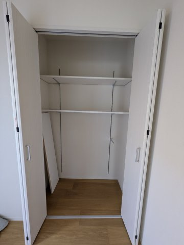 豊島区長崎４丁目の賃貸マンションの収納|シューズボックスというにはかなり大きな収納が玄関にあります。