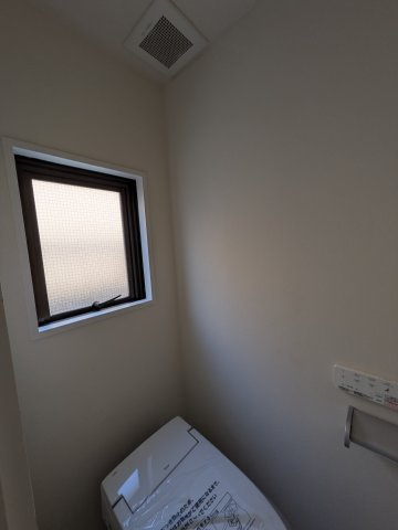 豊島区長崎４丁目の賃貸マンションのトイレ|トイレには小窓付