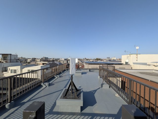 豊島区長崎４丁目の賃貸マンションのその他共用部分|入居者が利用可能な屋上テラス。ウッドデッキがこれから設置。読書・日光浴・コーヒータイム・ヨガや体操な