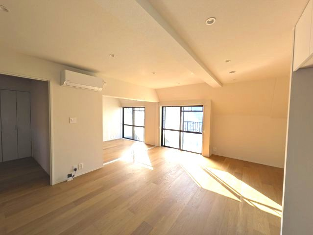 豊島区長崎４丁目の賃貸マンションの洋室|台所からバルコニーに向かって撮影