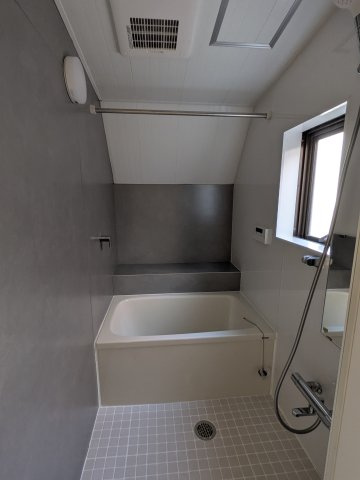 豊島区長崎４丁目の賃貸マンションの浴室|浴室。お洒落な壁のカラー。小窓がついていて風通し良好。