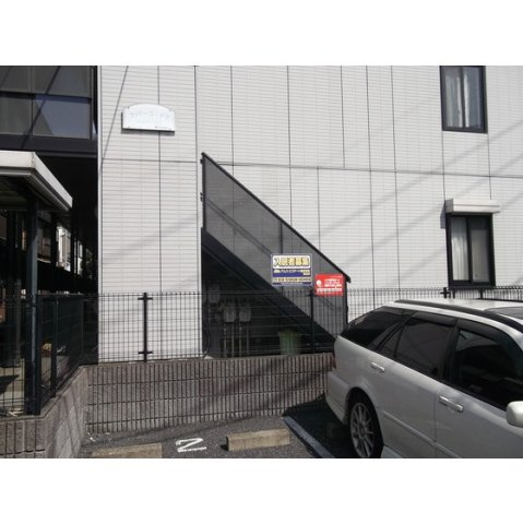 ファミーユドミ駐車場の外観