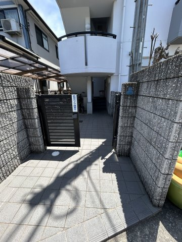 メゾンドマール学園前のエントランス|建物の内部です