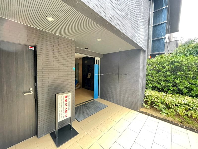 プレサンスロジェ本町のエントランス
