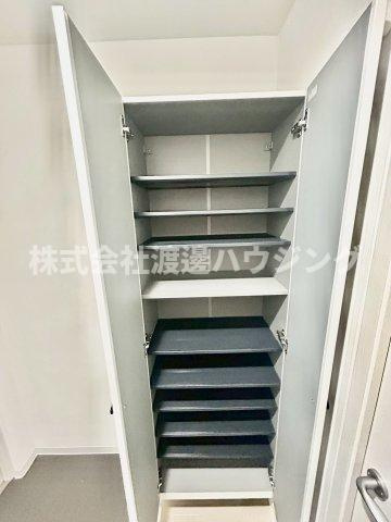 レジデンスコート江坂の収納|天井高シューズBOX