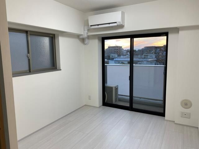 Ｂ　ＣＩＴＹ　ＡＰＡＲＴＭＥＮＴ　ＳＨＩＮＪＵＫＵ　ＮＷの居間・リビング