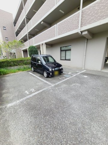 マンションむなかた の駐車場