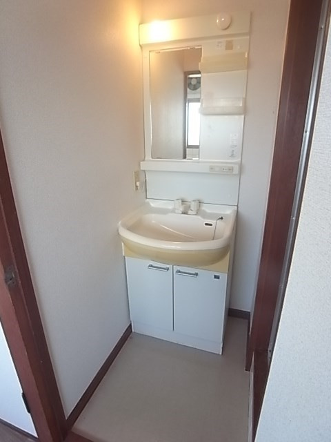 熊野マンションの独立洗面台|独立洗面台、小物を置くことができて便利です