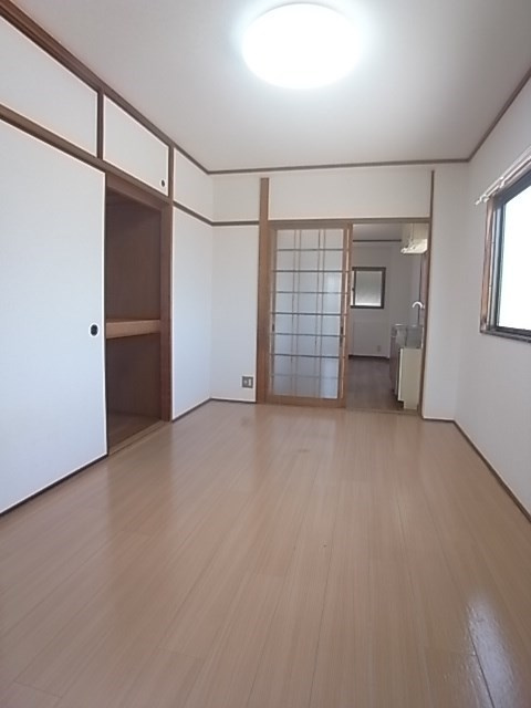 熊野マンションの寝室|広くて明るい寝室