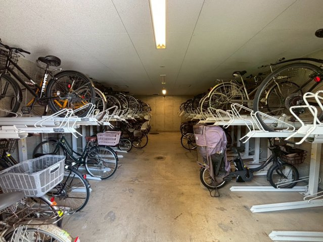 屋根付きの為、悪天候の際の荷下ろしや雨具の着用もしやすい駐輪場。