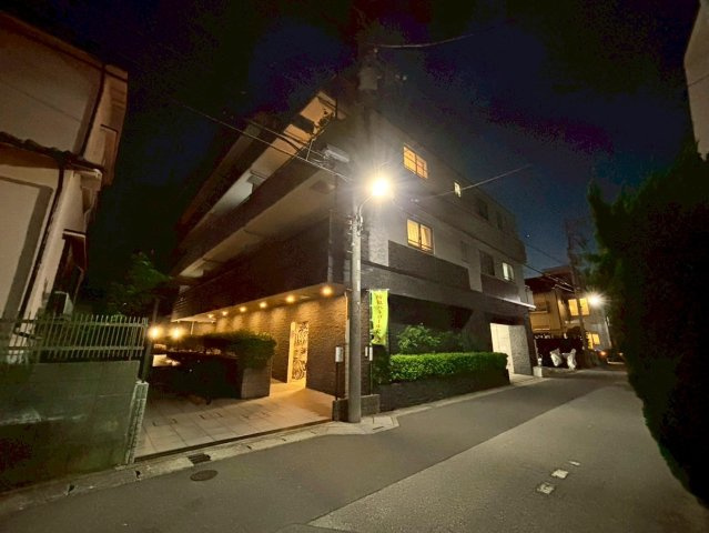 夜の外観