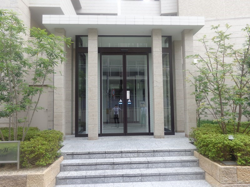 レジュールアッシュ神戸元町のエントランス