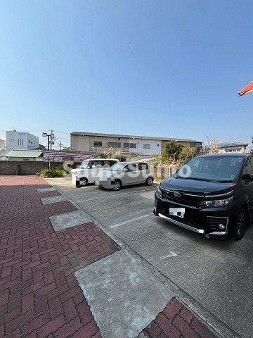 日新ビルの駐車場