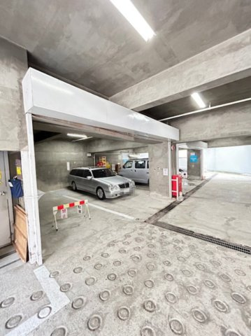 万葉ハイツ元町の駐車場