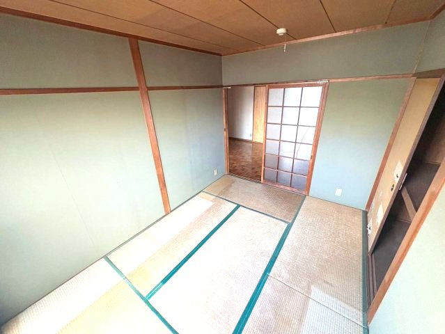 パインハイツ住吉の和室|バルコニーに面した和室は採光・通風に優れた心地よい空間です。
