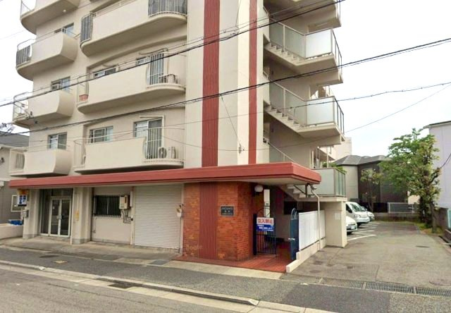 パインハイツ住吉の駐車場|エレベーターもあるので、お買い物の帰り、大きい荷物の搬入、ゴミ捨てなども楽に生活ができます。
