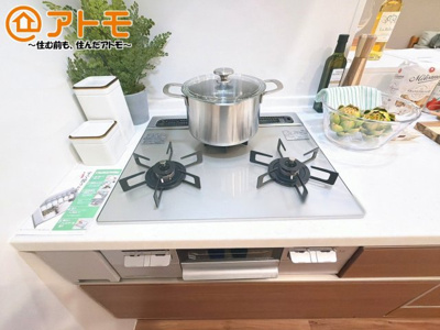 【設備】 | 三島市藤代町Ⅲ　新築一戸建て　2号棟 | ３口コンロは使い勝手がよくお料理も楽しくなりそうです♪
