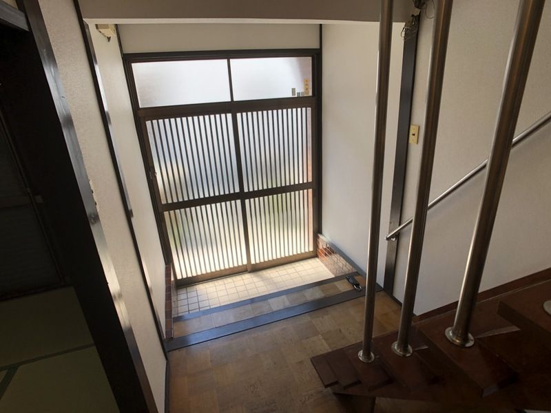 門真市上野口町戸建の玄関