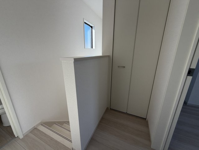 学校近く住みやすい町♪守谷市薬師台　9期の収納|階段横にも収納スペースがあります