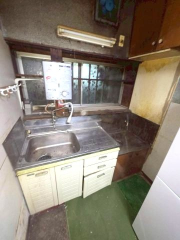 越谷市大字上間久里　古屋のキッチン