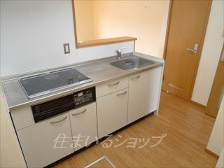 ファミリア　リサルセ弐番館のキッチン|ＩＨ３口コンロ・床下収納あり