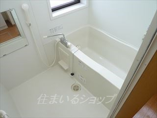 ファミリア　リサルセ弐番館の浴室|追い焚き機能・窓あり