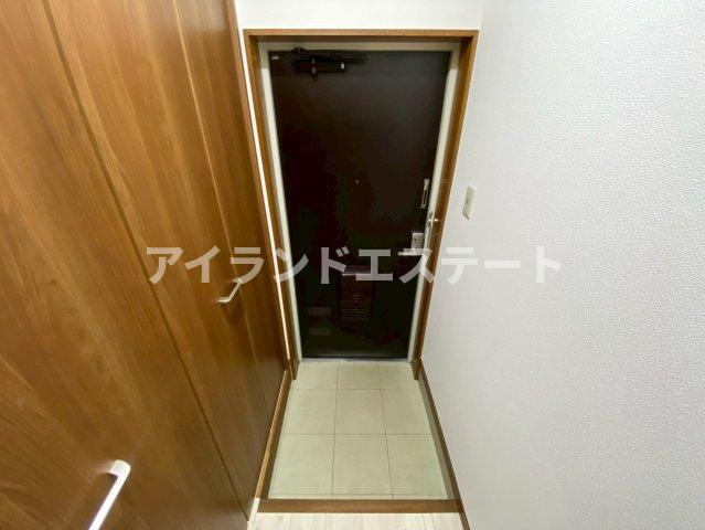 パインヴィレッジ　駅近　1フロア2住戸　3方角住戸の玄関