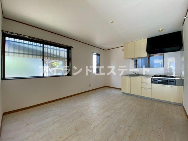 パインヴィレッジ　駅近　1フロア2住戸　3方角住戸の居間・リビング
