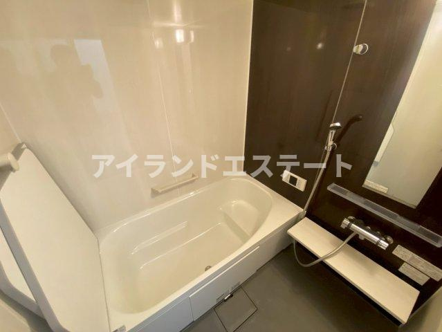 パインヴィレッジ　駅近　1フロア2住戸　3方角住戸の浴室