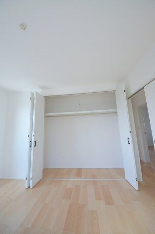 観音台二丁目の収納|各居室に機能的なクローゼットを完備。タンスなどの大型家具を買い足す必要がないため、お部屋の面積を最大限に活かせます。
