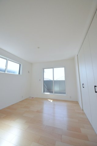 観音台二丁目の洋室|各居室に機能的なクローゼットを完備。タンスなどの大型家具を買い足す必要がないため、お部屋の面積を最大限に活かせます。