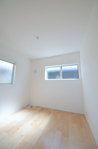 観音台二丁目の洋室|各居室に機能的なクローゼットを完備。タンスなどの大型家具を買い足す必要がないため、お部屋の面積を最大限に活かせます。