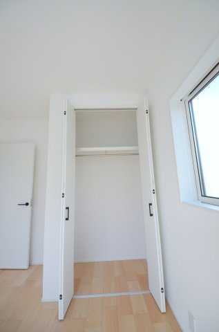 観音台二丁目の収納|各居室に機能的なクローゼットを完備。タンスなどの大型家具を買い足す必要がないため、お部屋の面積を最大限に活かせます。