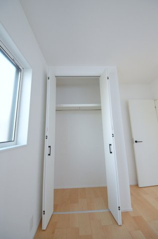 観音台二丁目の収納|各居室に機能的なクローゼットを完備。タンスなどの大型家具を買い足す必要がないため、お部屋の面積を最大限に活かせます。