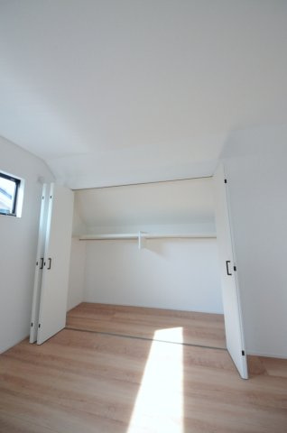 中山上二丁目の収納|各居室に機能的なクローゼットを完備。タンスなどの大型家具を買い足す必要がないため、お部屋の面積を最大限に活かせます。