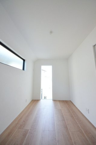 中山上二丁目の洋室|各居室に機能的なクローゼットを完備。タンスなどの大型家具を買い足す必要がないため、お部屋の面積を最大限に活かせます。