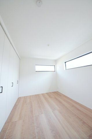 中山上二丁目の洋室|各居室に機能的なクローゼットを完備。タンスなどの大型家具を買い足す必要がないため、お部屋の面積を最大限に活かせます。