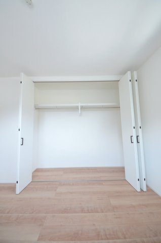 中山上二丁目の収納|各居室に機能的なクローゼットを完備。タンスなどの大型家具を買い足す必要がないため、お部屋の面積を最大限に活かせます。