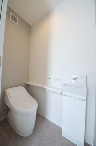 中山上二丁目のトイレ|タンクレスの為、トイレ空間が見違えるほど広々。圧迫感がなくなり、これまで置けなかった観葉植物やインテリアを楽しめます。