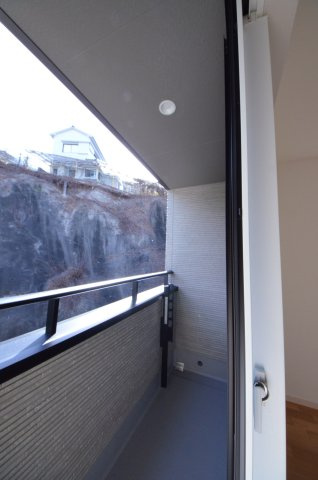 北大河町のバルコニー|バルコニーは屋根があるので急な雨でも安心です