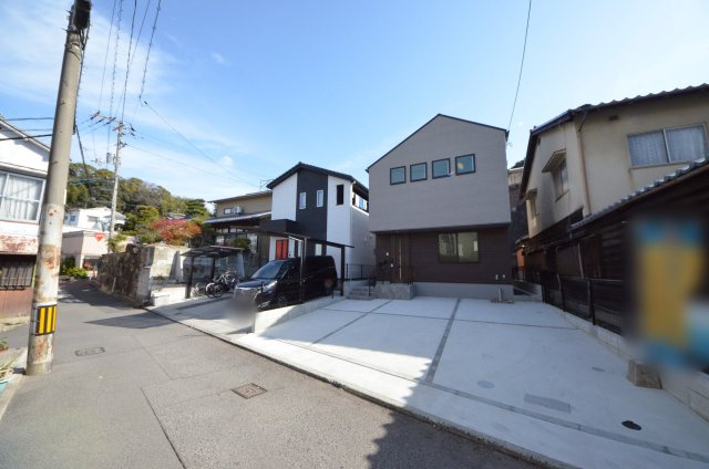北大河町の前面道路含む現地写真|前面道路は交通量が少なく駐車楽々
駐車は三台可能です