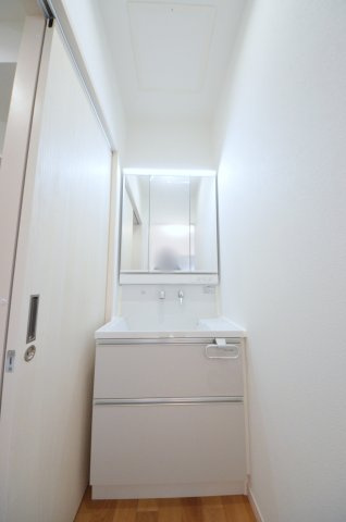 北大河町の洗面所|清潔感あふれるシャワー付洗面台と洗面室。余裕のスペース。窓もあり明るく通気も良いです