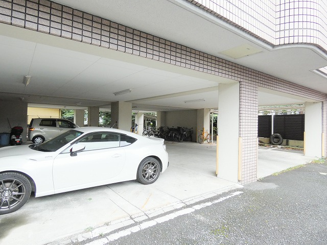 ハイブリッジ日野の駐車場